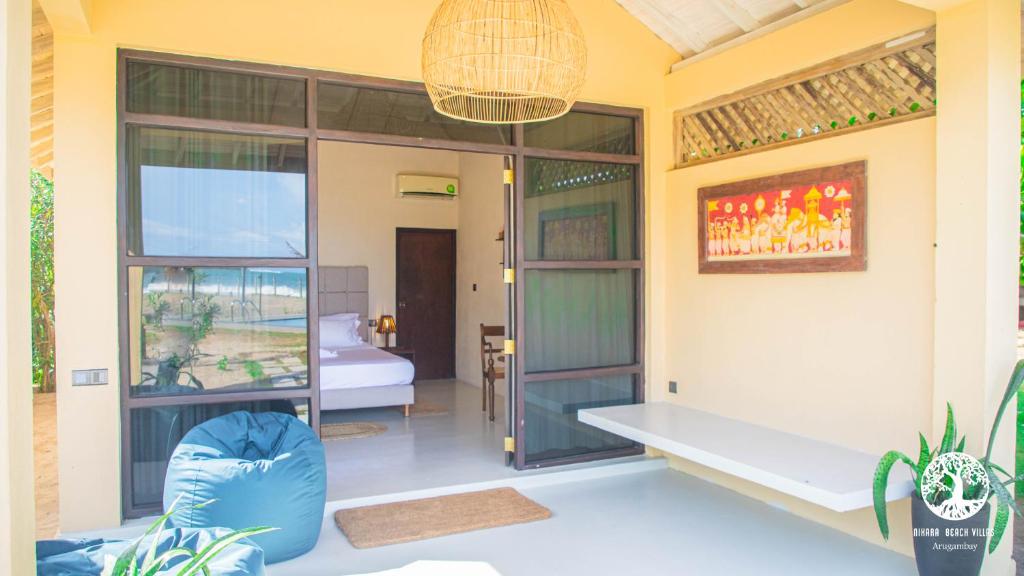Postel nebo postele na pokoji v ubytování Nikara Beach Villas Arugambay