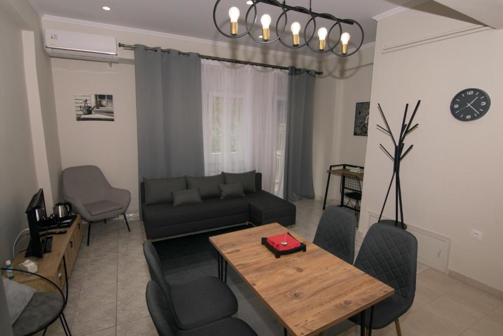 uma sala de estar com uma mesa e um sofá em Μοντέρνο διαμέρισμα στο κέντρο em Orestiada