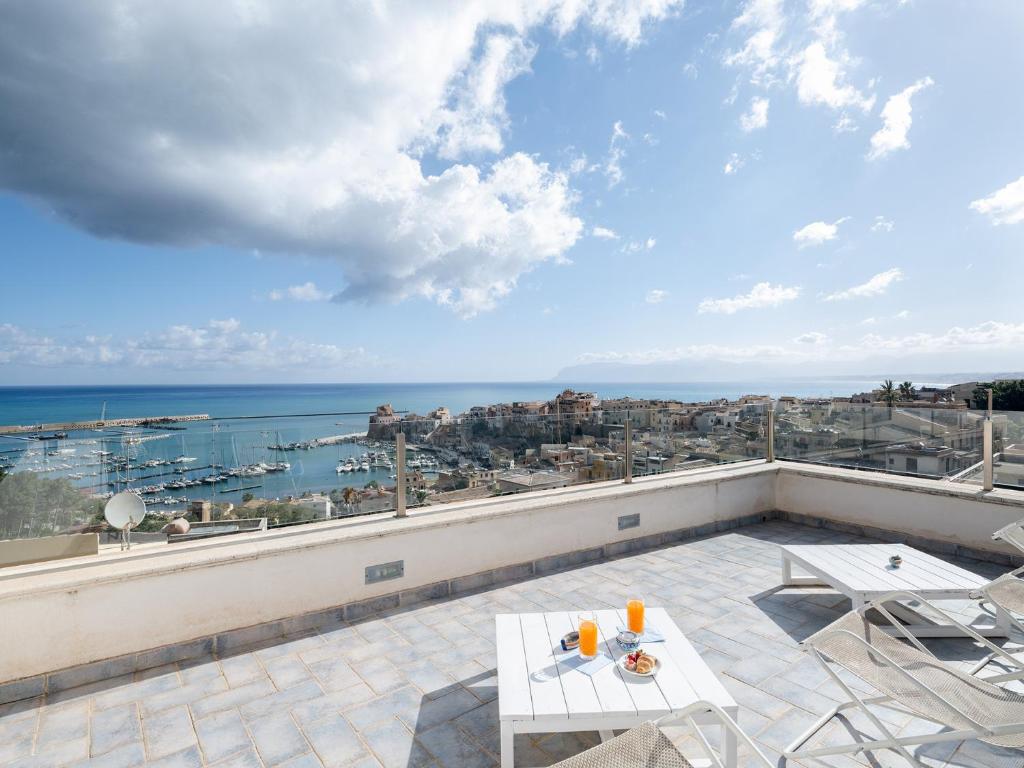 a balcony with a view of the ocean at Tannur B&B in Castellammare del Golfo