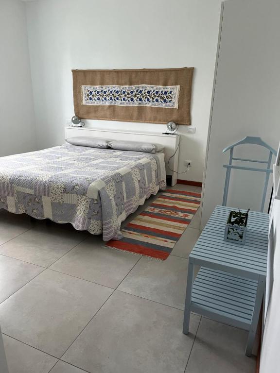 um quarto com uma cama e uma cadeira azul em CasaNobile "Il Grano" em Merate