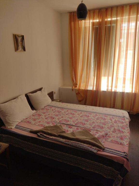 Ένα ή περισσότερα κρεβάτια σε δωμάτιο στο Хаджи Иванов