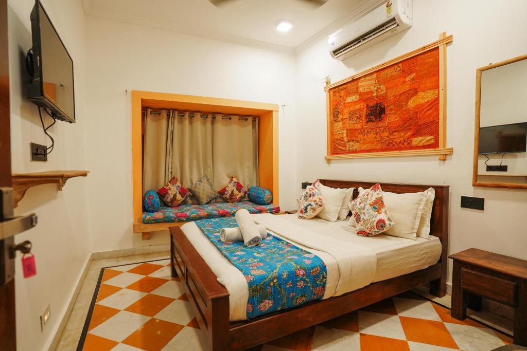 1 dormitorio con 1 cama y TV en Explore Hostel Life Jaisalmer en Jaisalmer