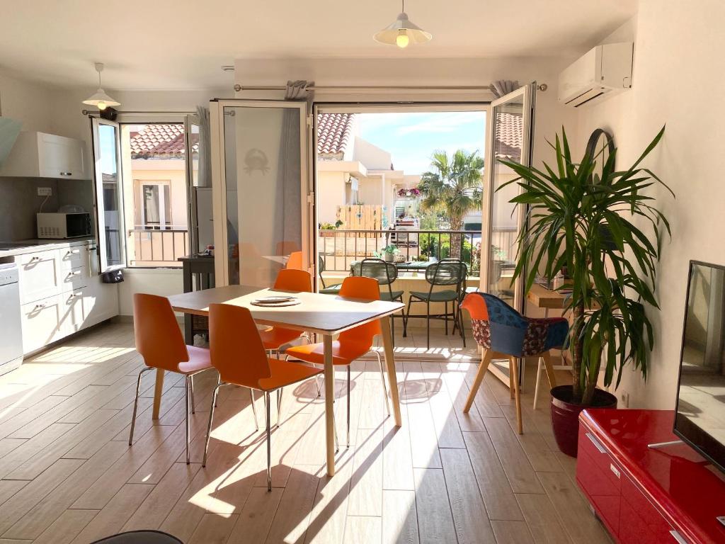 a kitchen and dining room with a table and chairs at Coeursanary in Sanary-sur-Mer