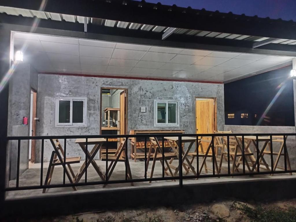 eine Pension mit Balkon in der Nacht in der Unterkunft Mukda in Ko Yao Noi
