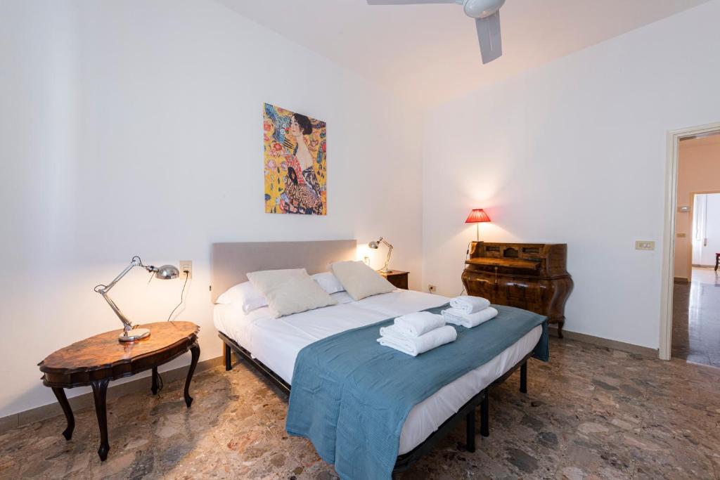 1 dormitorio con cama, mesa y piano en VERRAZZANO BRIDGE APARTMENT (2 bathrooms & Free WiFi) en Florencia