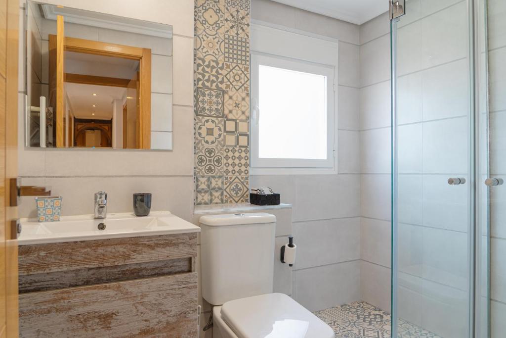 La salle de bains est pourvue de toilettes, d'un lavabo et d'une douche. dans l'établissement CASA CHARROS, à Saragosse