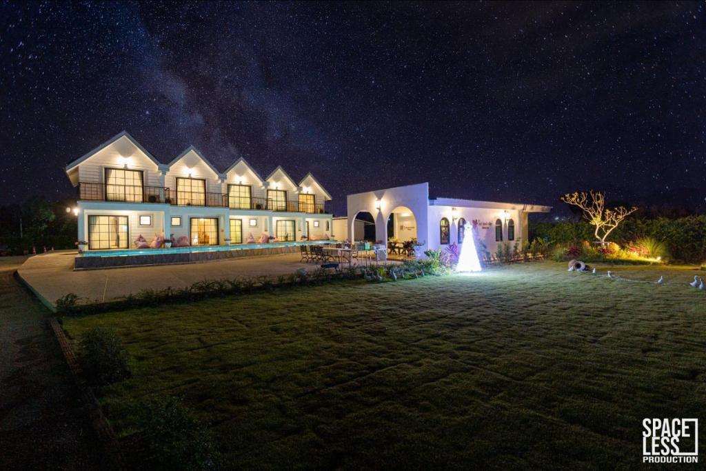 a large house at night with a starry sky at The Autumn Creek Chiangrai in Chiang Rai
