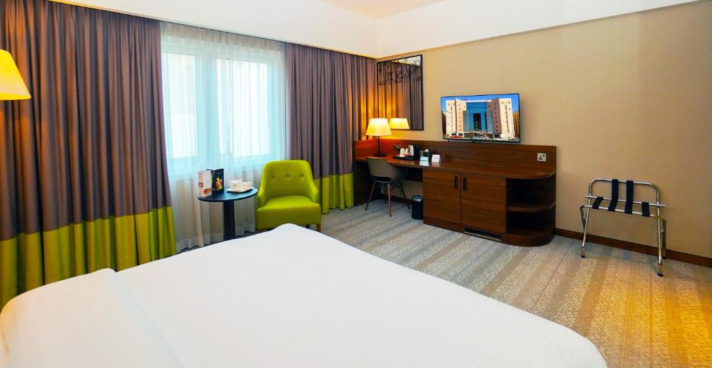 Postel nebo postele na pokoji v ubytování The Grand Lux Hotel