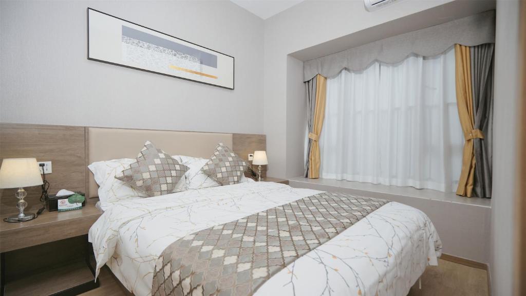 Postel nebo postele na pokoji v ubytování Serveyou International Apartment Hotel - Free Airport Pickup & Free Canton Fair shuttle & Paid City Tour