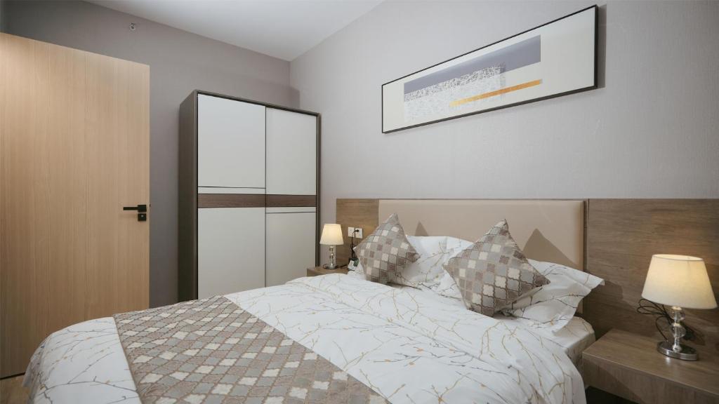 Postel nebo postele na pokoji v ubytování Serveyou International Apartment Hotel - Free Airport Pickup & Free Canton Fair shuttle & Paid City Tour