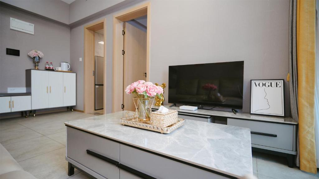 TV a/nebo společenská místnost v ubytování Serveyou International Apartment Hotel - Free Airport Pickup & Free Canton Fair shuttle & Paid City Tour