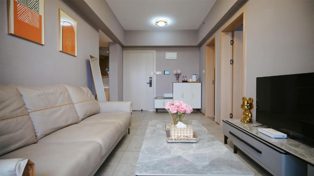 TV a/nebo společenská místnost v ubytování Serveyou International Apartment Hotel - Free Airport Pickup & Free Canton Fair shuttle & Paid City Tour