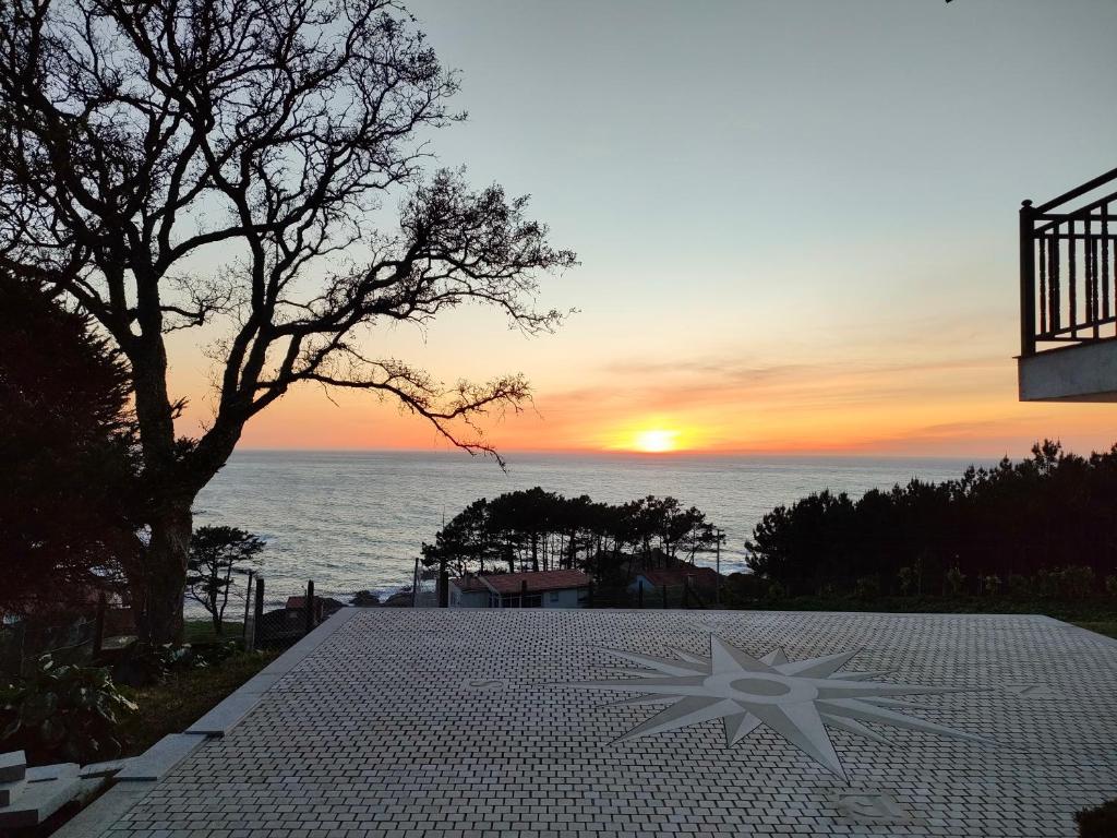 una vista sul tramonto sull'oceano di Apartamento Loft A Estivada Bajo a Rosal