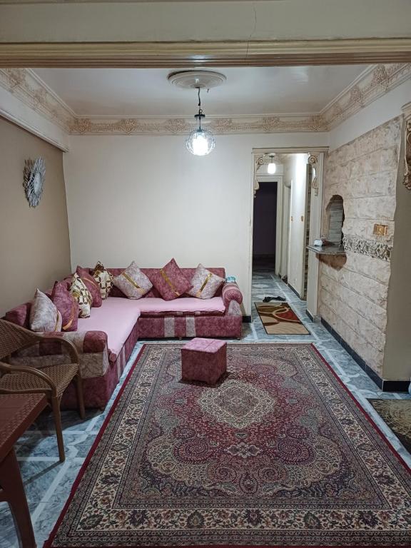 een woonkamer met een bank en een tapijt bij Room in Al Bitash Main Street, Alex west in Alexandrië
