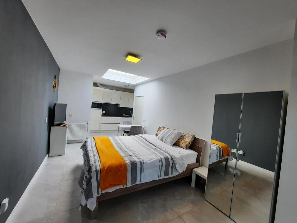 ein Schlafzimmer mit einem Bett in einem weißen Zimmer in der Unterkunft Studio in Eindhoven in Eindhoven