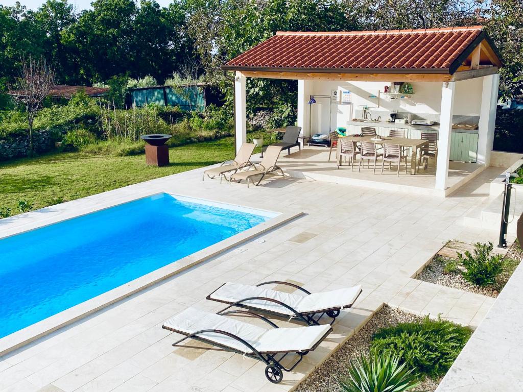a backyard with a swimming pool and a gazebo at Villa Yucca Istra in Labin