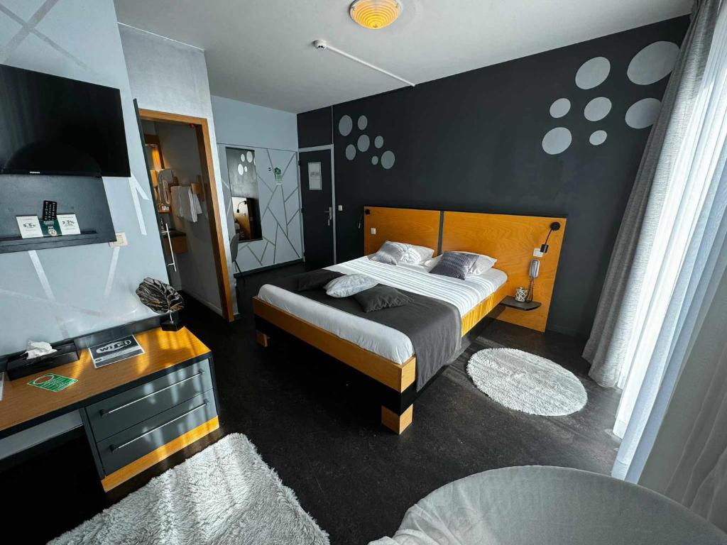 Schlafzimmer mit einem Bett, einer Kommode und einem Schreibtisch in der Unterkunft Hotel Val de Poix in Saint-Hubert