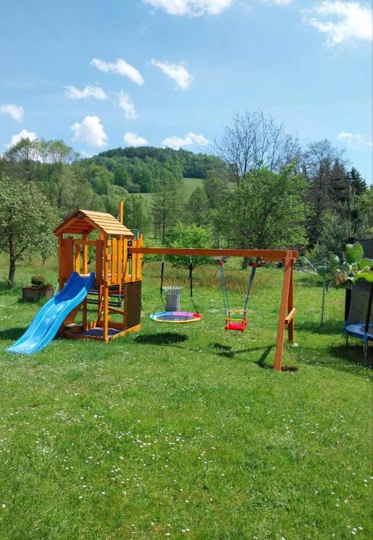 plac zabaw ze zjeżdżalnią i huśtawką w obiekcie Ubytovani U babicky w mieście Velké Losiny