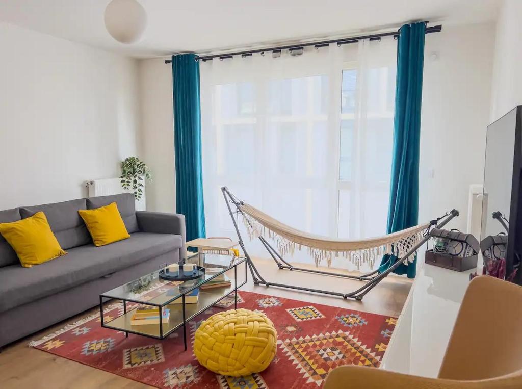 - un salon avec un canapé et un hamac dans l'établissement Proche Paris - Appartement 2 chambres cozy et moderne, à Ivry-sur-Seine