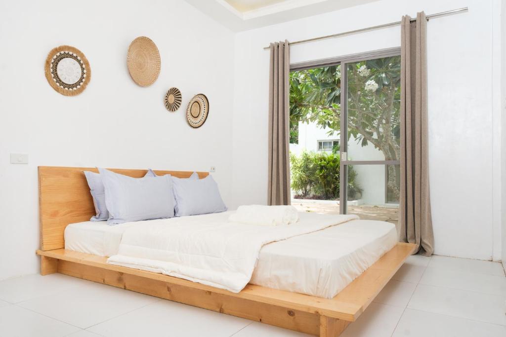 Uma cama ou camas num quarto em Seapearl of Alona