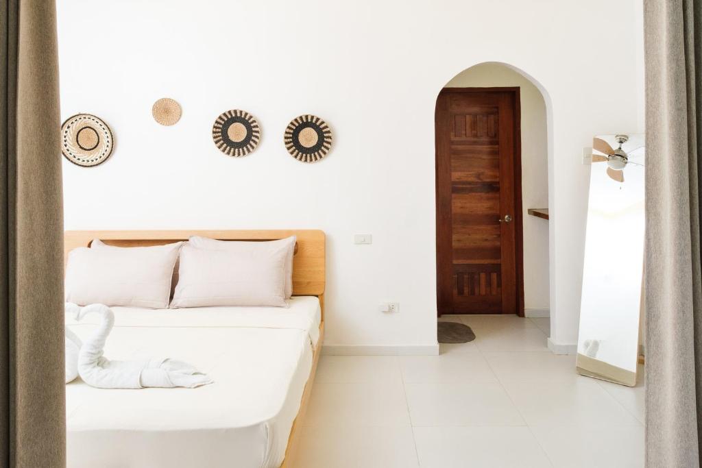 Uma cama ou camas num quarto em Seapearl of Alona