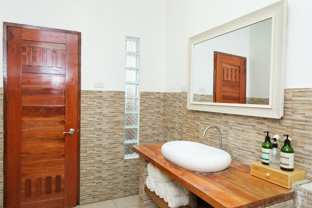 Uma casa de banho em Seapearl of Alona