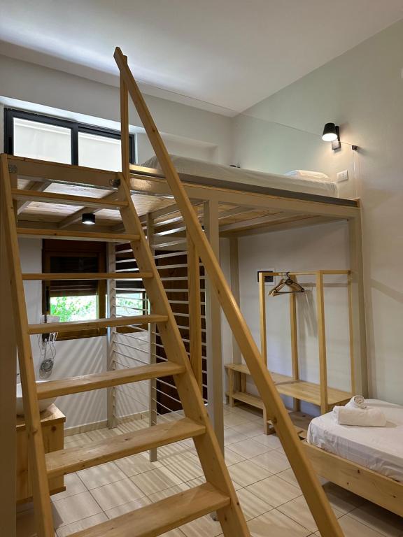 Habitación con litera y escalera en Bora Rooms, en Himare