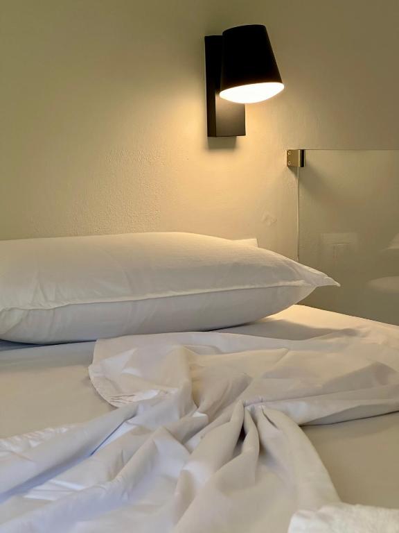 Postel nebo postele na pokoji v ubytování Bora Rooms
