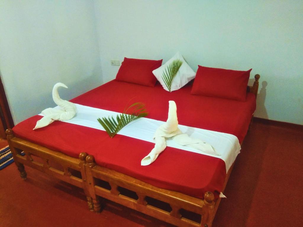 un dormitorio con una cama con animales de peluche en Beach Walk Villa, en Trincomalee
