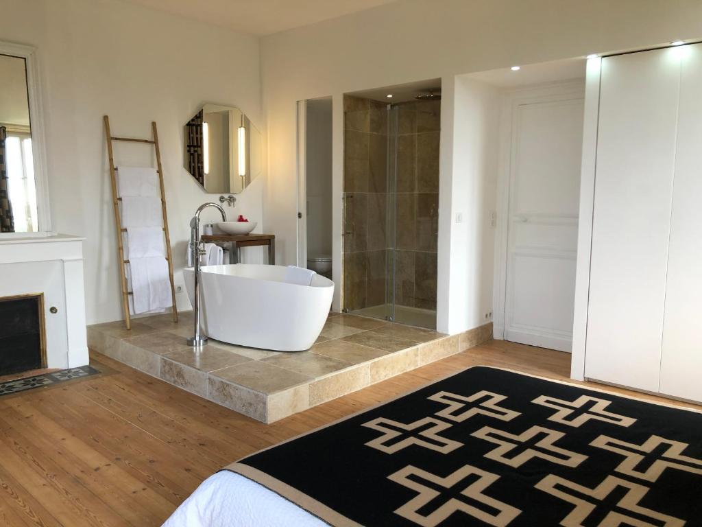 Koupelna v ubytování Château Bernon Maison d Hotes - Piscine et SPA