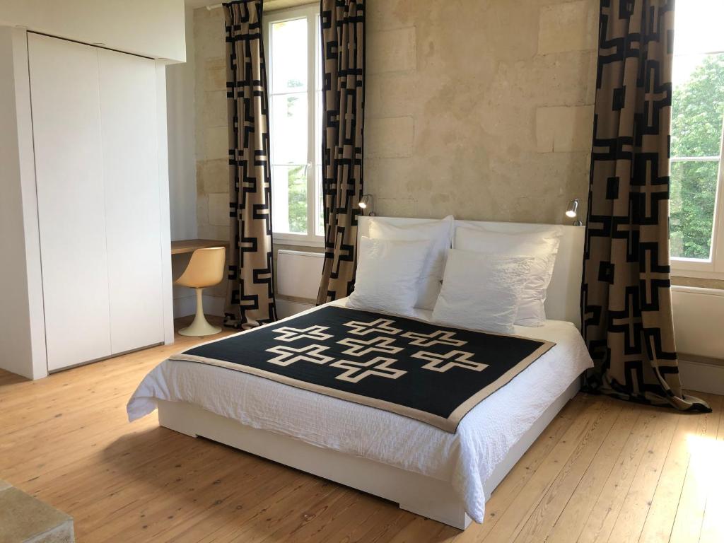 Postel nebo postele na pokoji v ubytování Château Bernon Maison d Hotes - Piscine et SPA