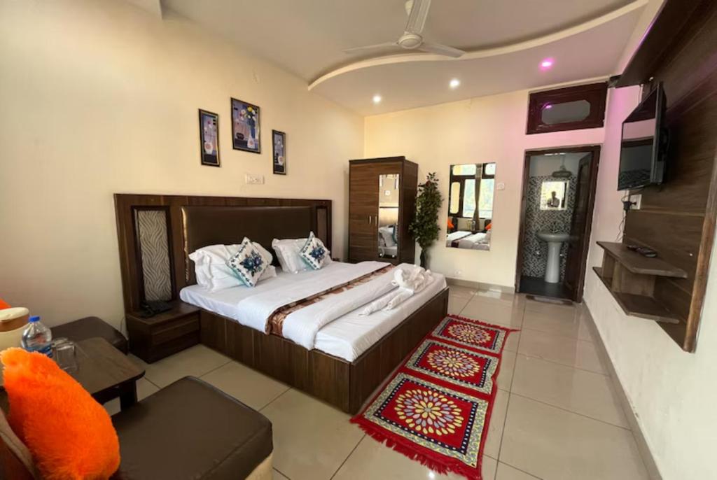 Un dormitorio con una cama grande y una alfombra roja en Goroomgo Sahara Inn Dalhousie - Luxury Room - Excellent Customer Service Awarded - Best Seller, en Banikhet