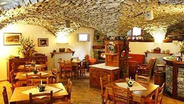Restauracja lub miejsce do jedzenia w obiekcie Chalet Chez Nous