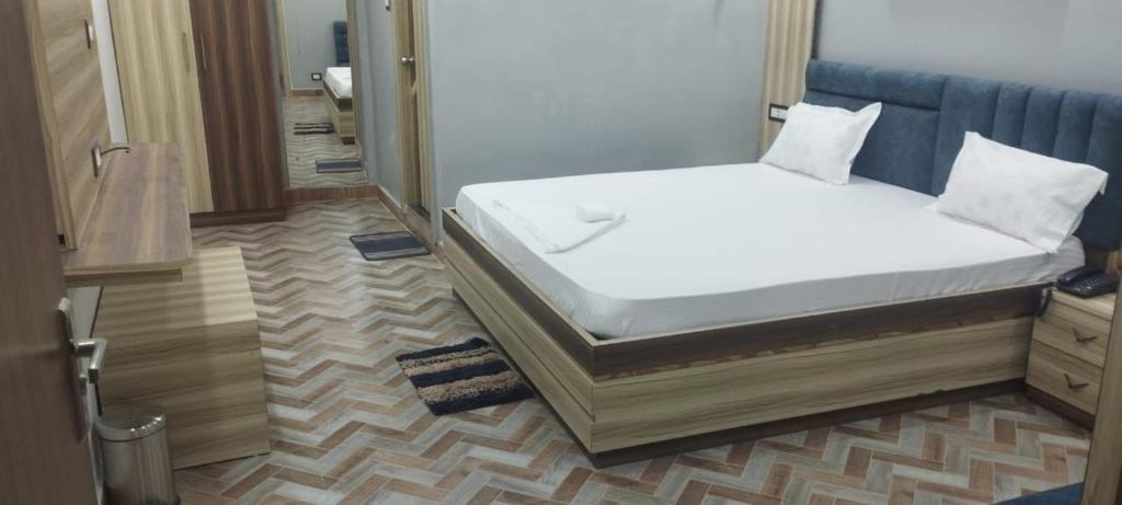 Una cama o camas en una habitación de Hotel dwarka palace