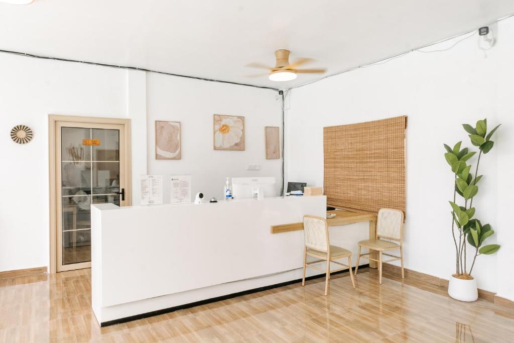 um escritório branco com um balcão e cadeiras brancas em Seapearl of Alona em Panglao City