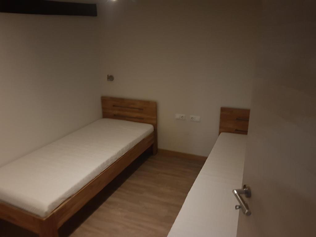 um pequeno quarto com 2 camas num quarto em Monteurunterkunft Drescher em Bad Arolsen