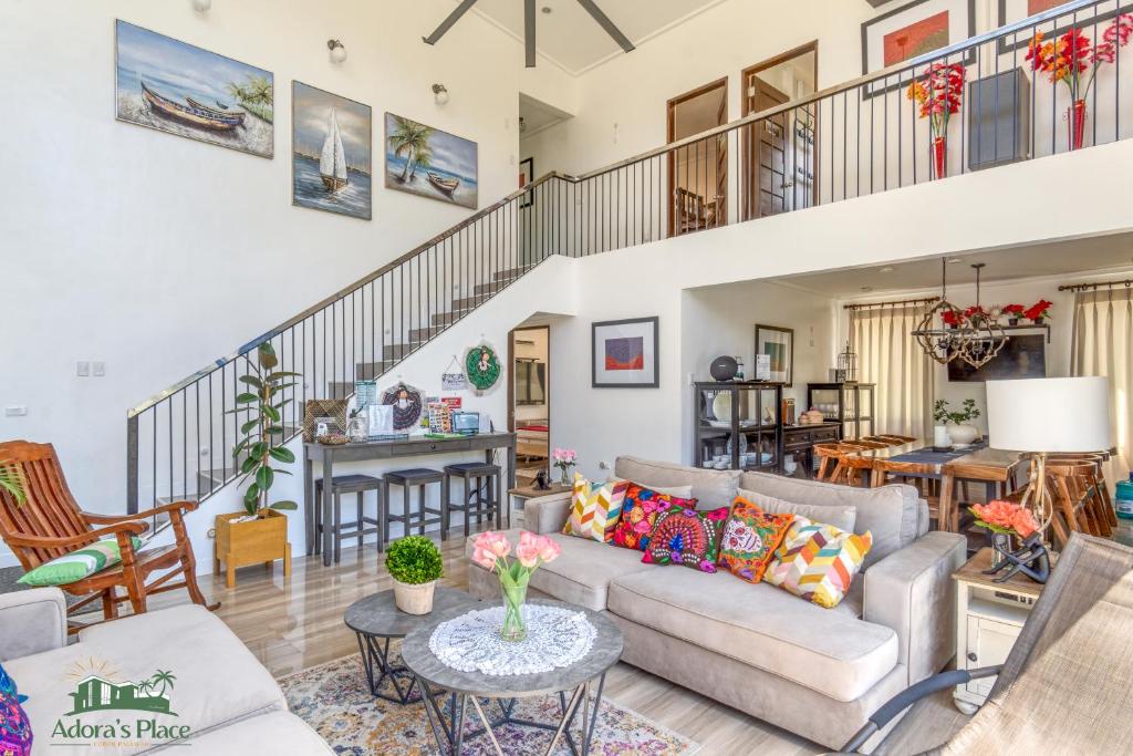 ein Wohnzimmer mit Sofa und Tisch in der Unterkunft Adora's Place - Signature Room in Coron