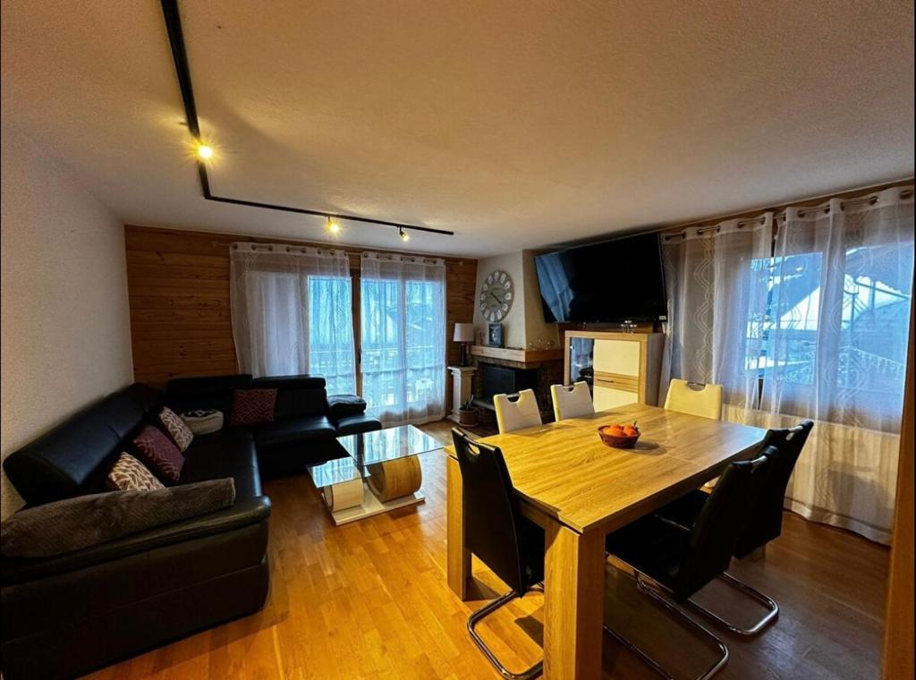 TV a/nebo společenská místnost v ubytování Appartement 4 p Centre Villars