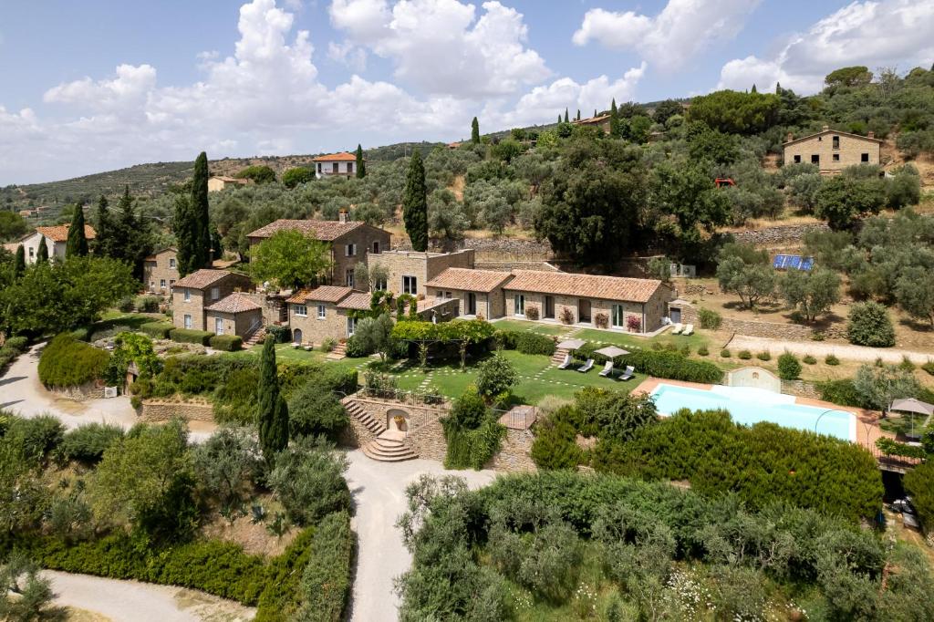 z góry widok na dom z ogrodem i basenem w obiekcie Il Falconiere Relais & Spa w mieście Cortona