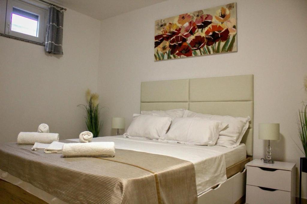 una camera da letto con un grande letto con due asciugamani di Apartment Danijela a Zara (Zadar)
