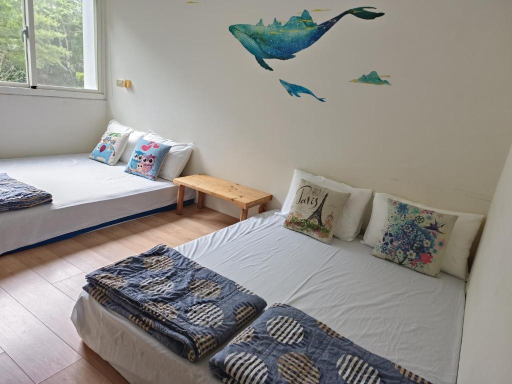 埔里鎮的住宿－山水桃米居，一间卧室配有一张带枕头和桌子的床