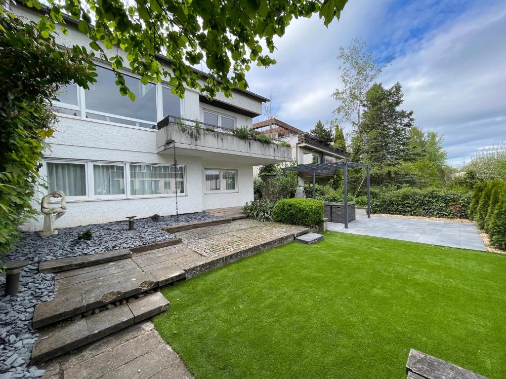 a backyard with a lawn and a house at Tübingen - auf dem Österberg - free parking in Tübingen