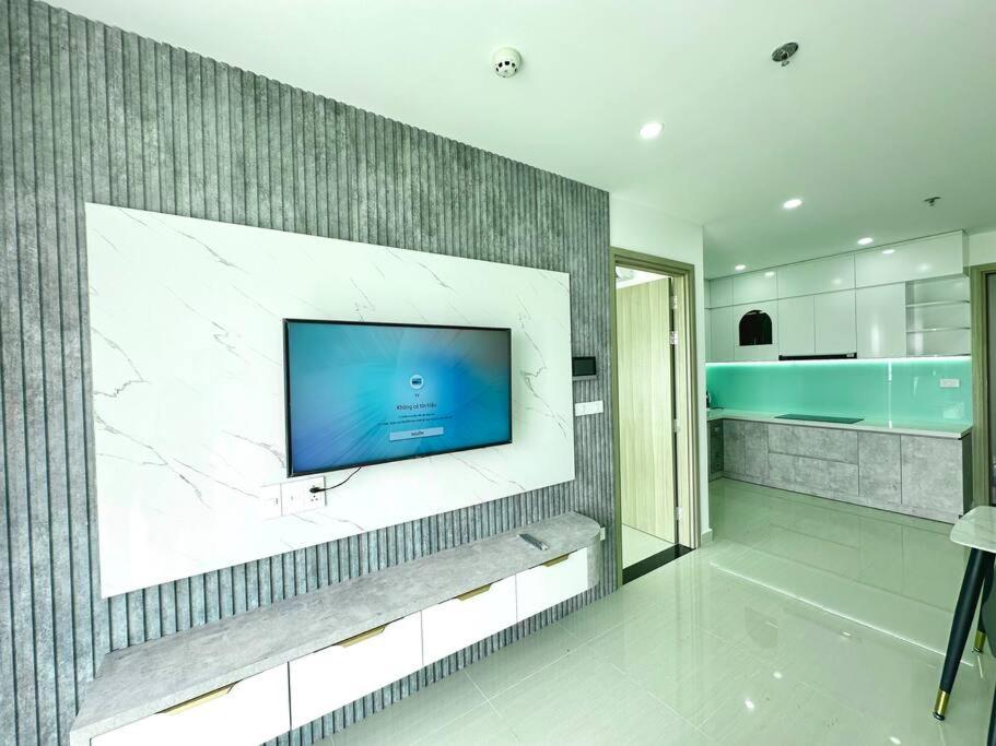 A television and/or entertainment centre at Homestay Apartment Huế Thương