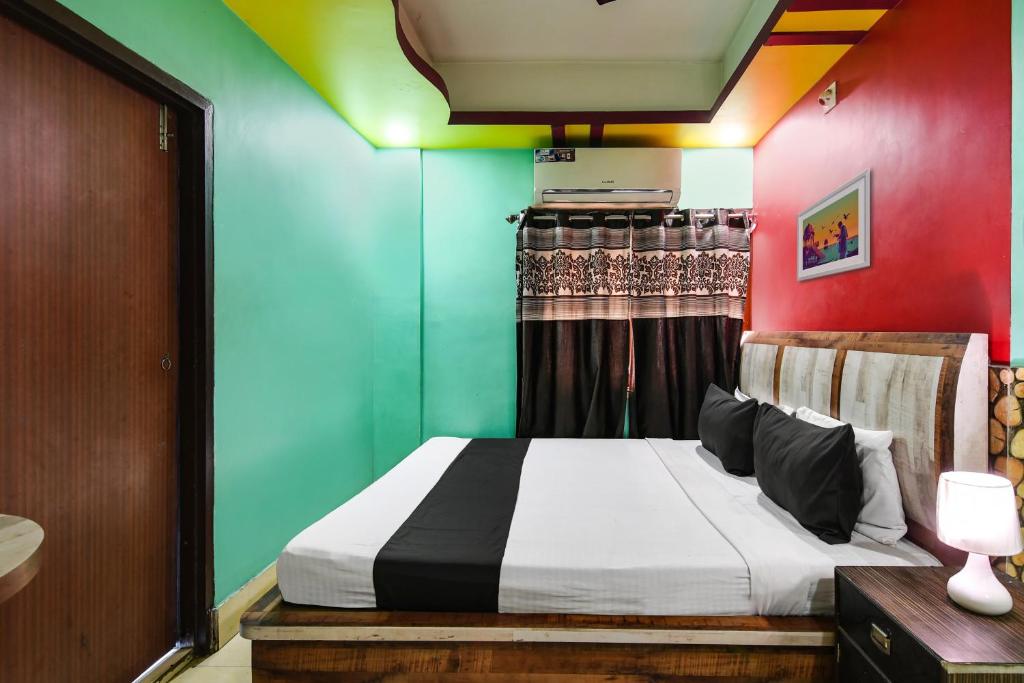 Un ou plusieurs lits dans un hébergement de l'établissement POP Hotel Happy Near Netaji Subhash Chandra Bose International Airport