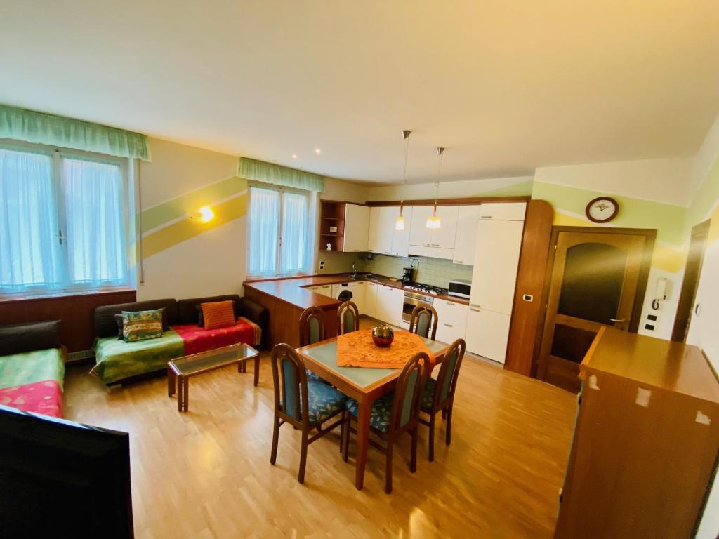 Kuchyň nebo kuchyňský kout v ubytování Hotel Ideal