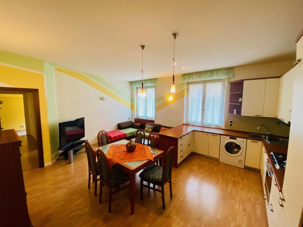 Kuchyň nebo kuchyňský kout v ubytování Hotel Ideal