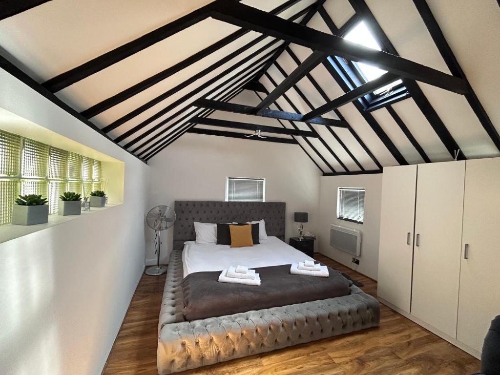a bedroom with a large bed in a room at Westcliff-on-Sea Coach house in Westcliff-On-Sea