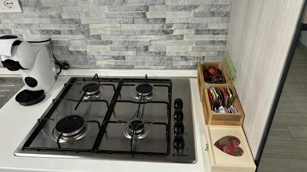 a stove top oven sitting on top of a kitchen counter at Appartamento "IL PORTICO" A SOLI 8 CHILOMETRI DA IMOLA E 7 CHILOMETRI DA FAENZA in Imola