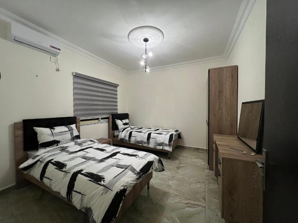 En eller flere senge i et værelse på Zefta NH Guest House