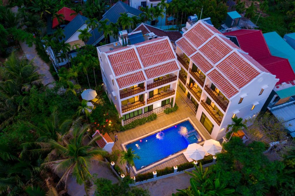an overhead view of a resort with a swimming pool at Én Mansion Hoi An in Hiếu Nhơn